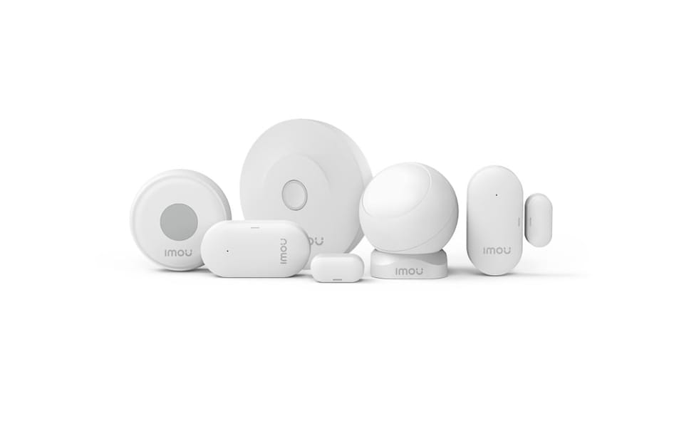 Zestaw białych czujników i urządzeń smart home marki Imou o obłych kształtach, zaprezentowany na białym tle