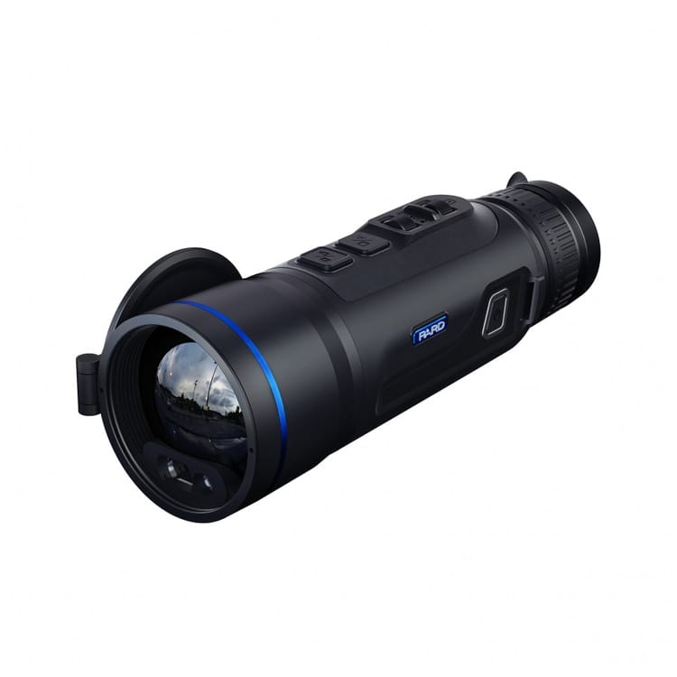 Monokular termowizyjny PARD Leopard 640 eX 50 mm na statywie skierowany w stronę pola