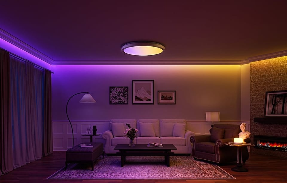 Salon z kominkiem i lampą Yeelight Jupiter D C600, oświetlony w kolorach fioletu i żółci.