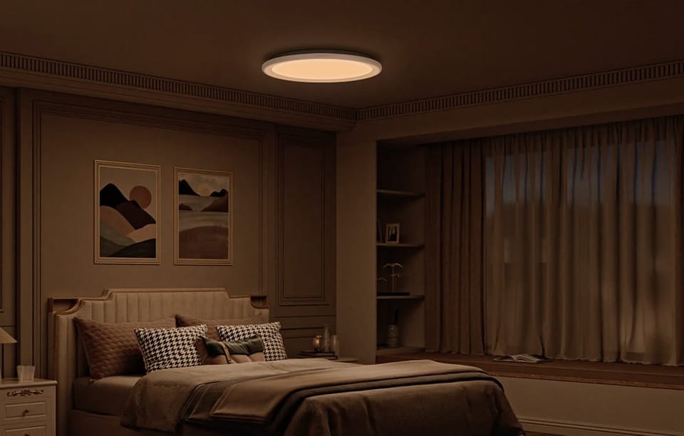 Lampa sufitowa Yeelight Mars C300 świecąca ciepłym światłem w sypialni.