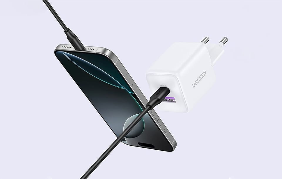 biała ładowarka oraz smartfon 