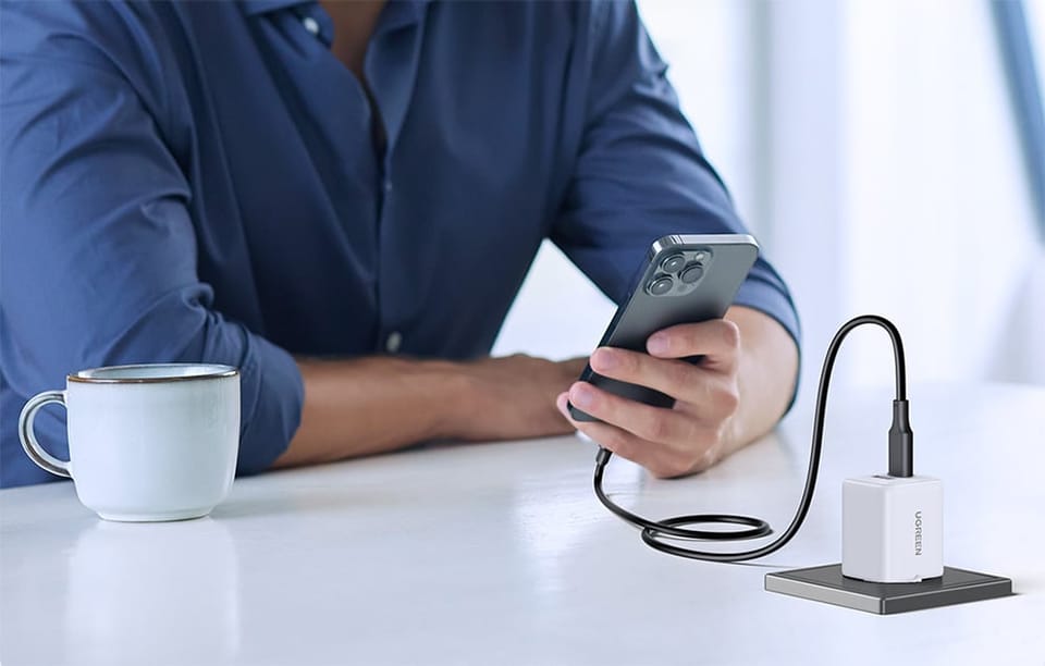 smartfon podłączony do ładowarki sieciowej 