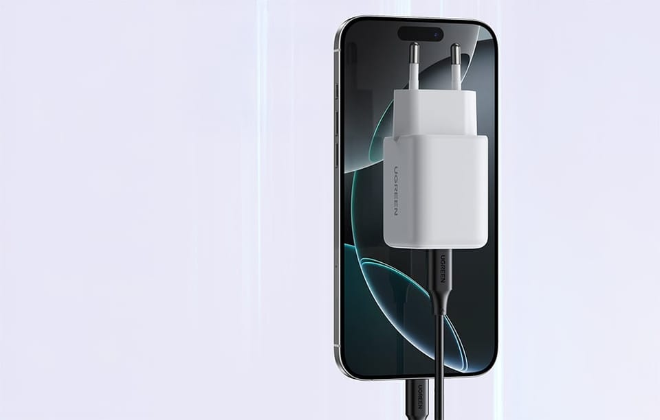biała ładowarka oraz smartfon 