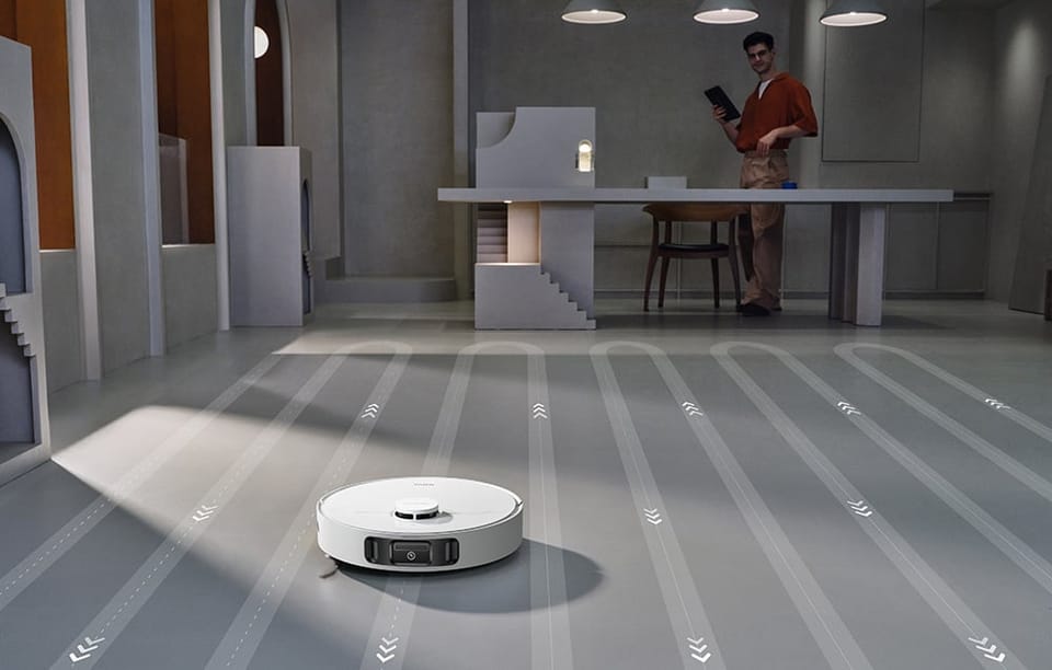 Robot sprzątający odkurza podłogę według ustalonych ścieżek czyszczenia.