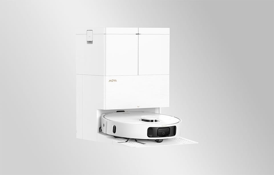 Biały robot sprzątający Mova zaparkowany w wysokiej, kwadratowej stacji dokującej na jasnoszarym tle