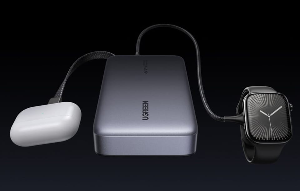 Powerbank Ugreen podłączony do słuchawek TWS i smartwatcha