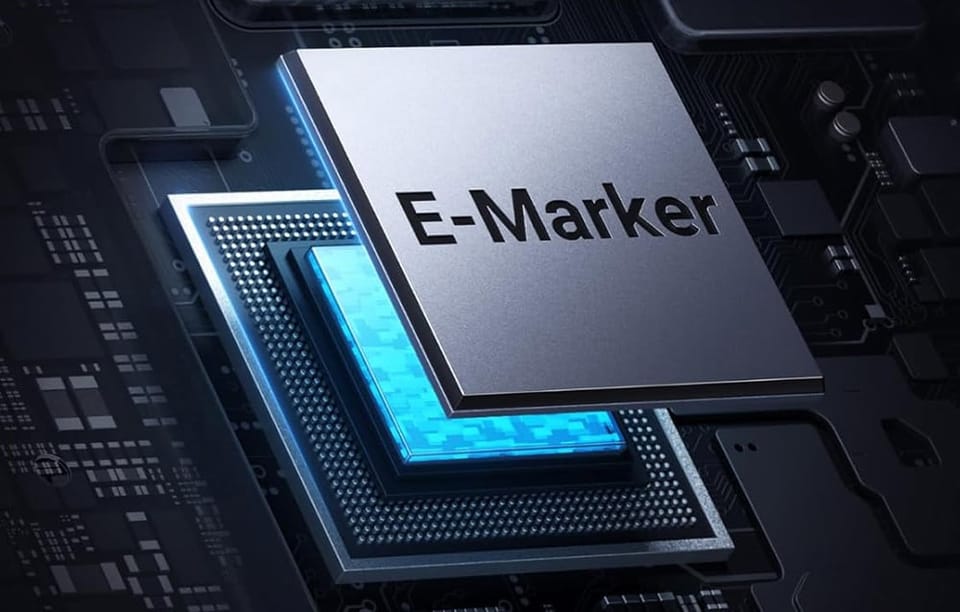 Chip E-Marker na ciemnym tle