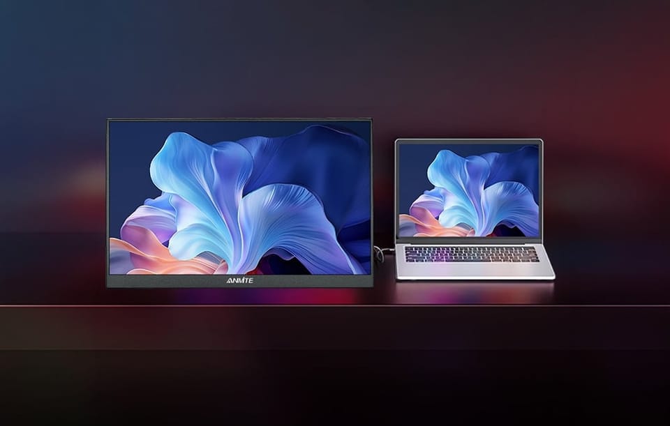 Przenośny monitor wyświetlający ten sam obraz co podłączony obok laptop.