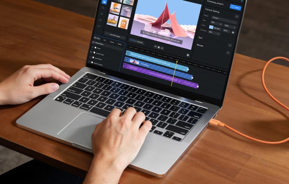 Laptop z otwartym programem do edycji wideo podłączony do pomarańczowego kabla UGREEN.