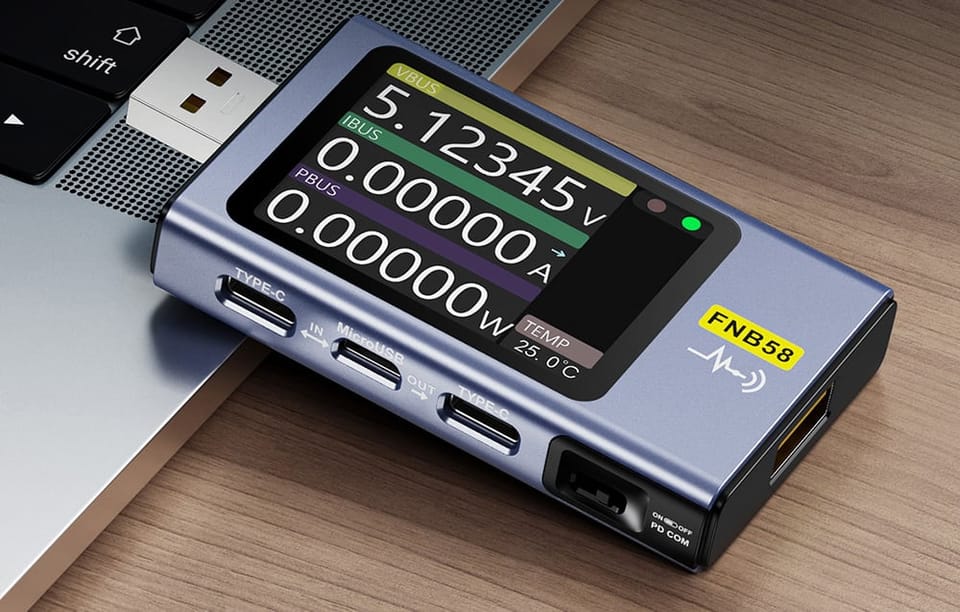 tester portu USB leżący na laptopie