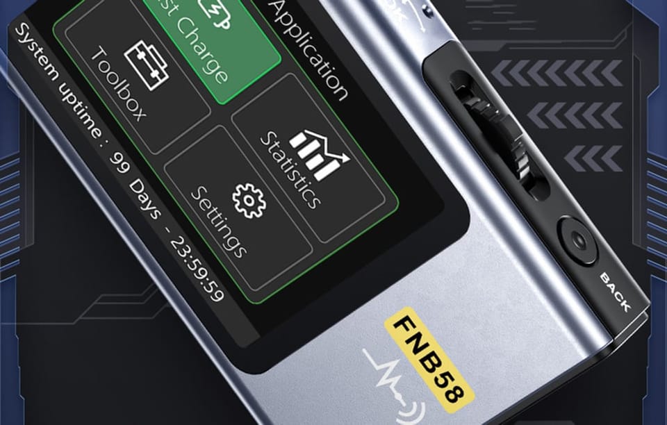 zbliżenie na ekran testera portu USB z wyświetlanym interfejsem