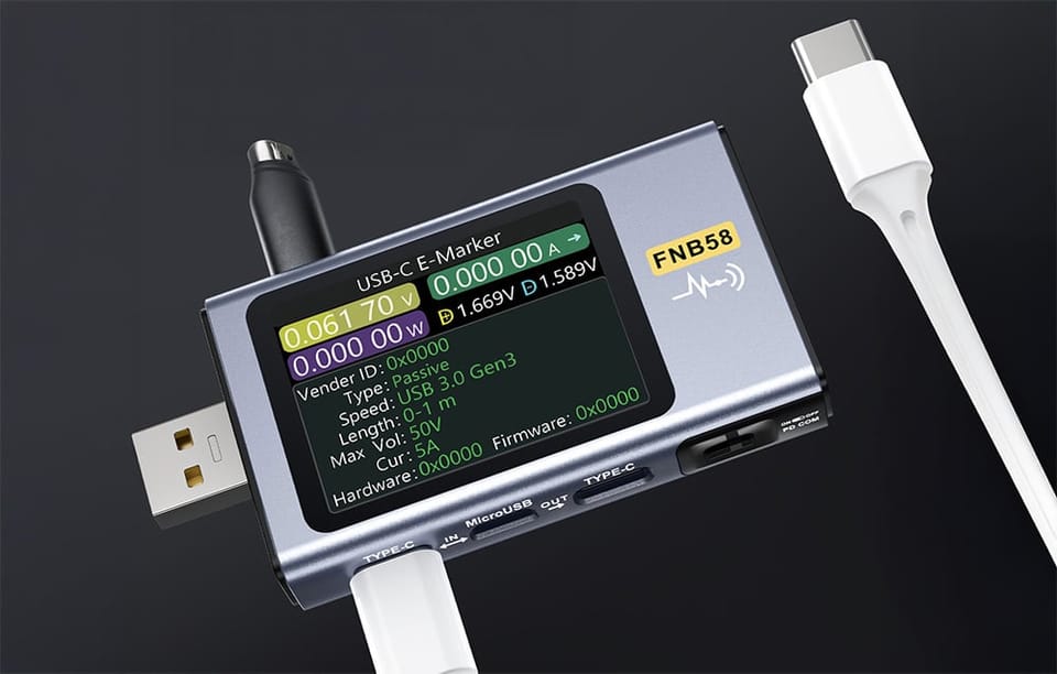 tester portu USB do którego podłączony jest kabel USB