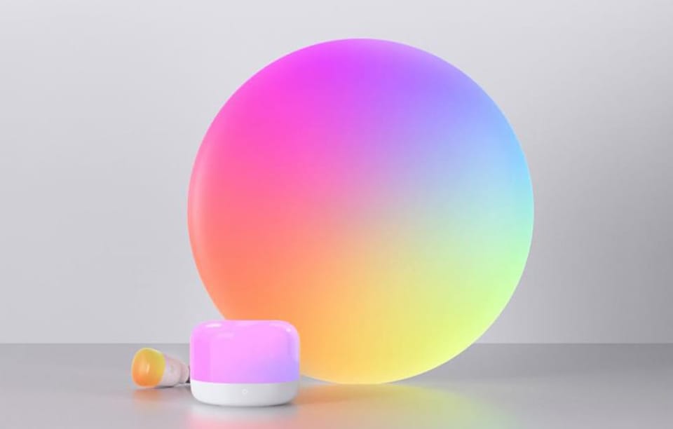 Zestaw inteligentnych źródeł światła RGB o kulistym kształcie. 