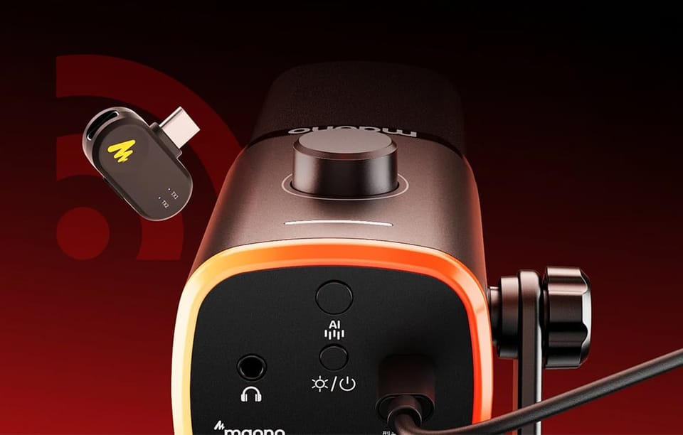 Zbliżenie na spód mikrofonu Maono z przyciskami i portami oraz unoszący się obok odbiornik USB-C