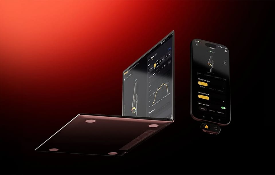 Otwarty laptop i smartfon z widocznym oprogramowaniem do konfiguracji ustawień mikrofonu Maono