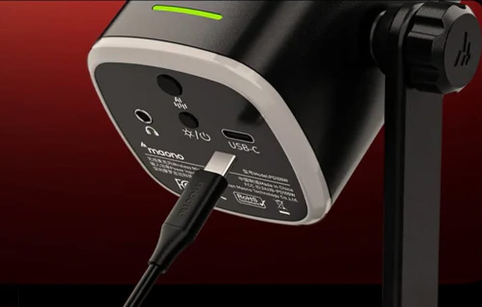 Zbliżenie na dolny panel mikrofonu Maono z podłączonym kablem USB-C oraz widocznymi portami
