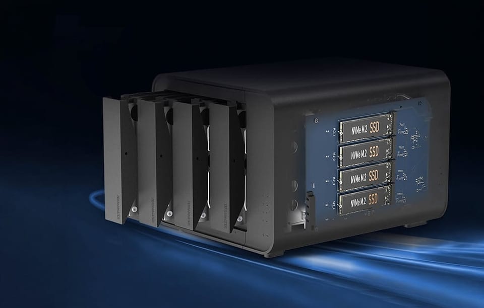Serwer DAS z wysuniętymi zatokami dyskowymi i wizualizacją czterech dysków SSD NVMe M.2 wewnątrz obudowy