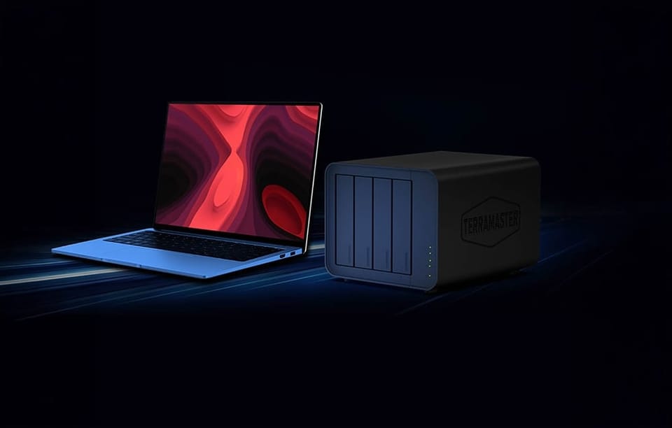 Serwer NAS podłączony do laptopa na ciemnym tle