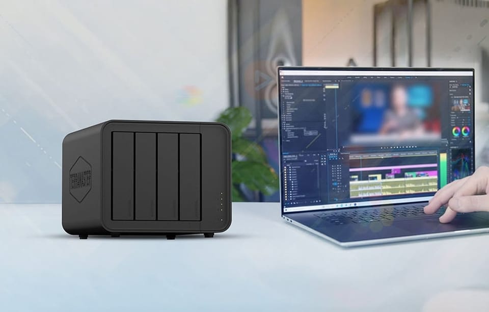 Serwer DAS stojący obok laptopa z otwartym programem do edycji wideo