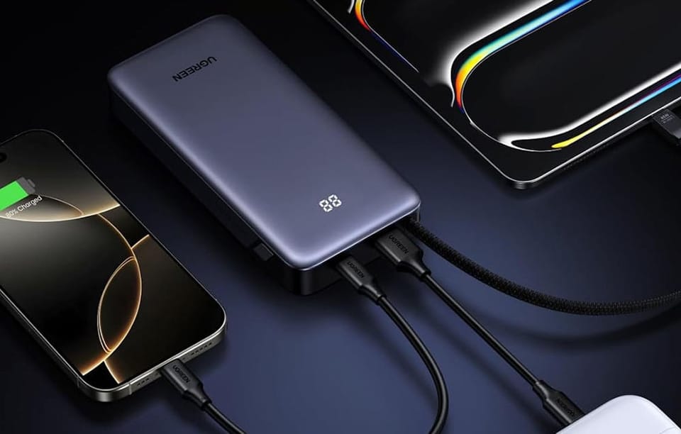 Powerbak Ugreen podłączony do smartfona i tabletu.