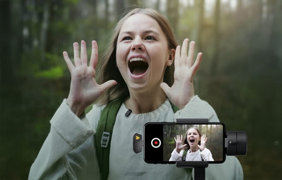 krzycząca kobieta znajdująca się w lesie nagrywana za pomocą smartfona i mikrofonu Maono WM622 PC2