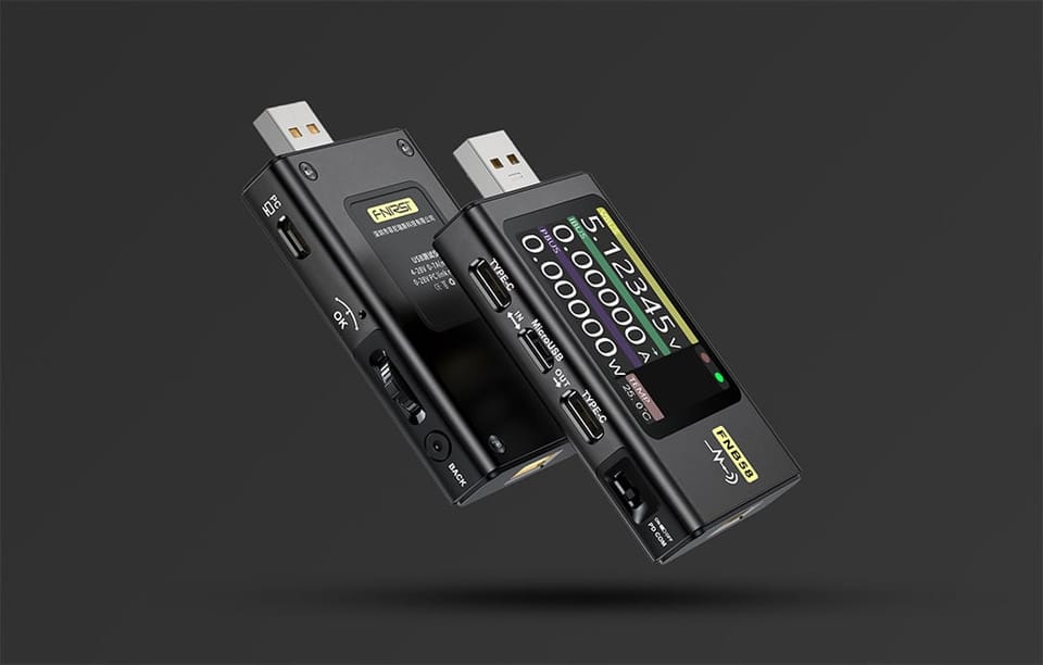 dwa czarne modele testera portu USB na czarnym tle