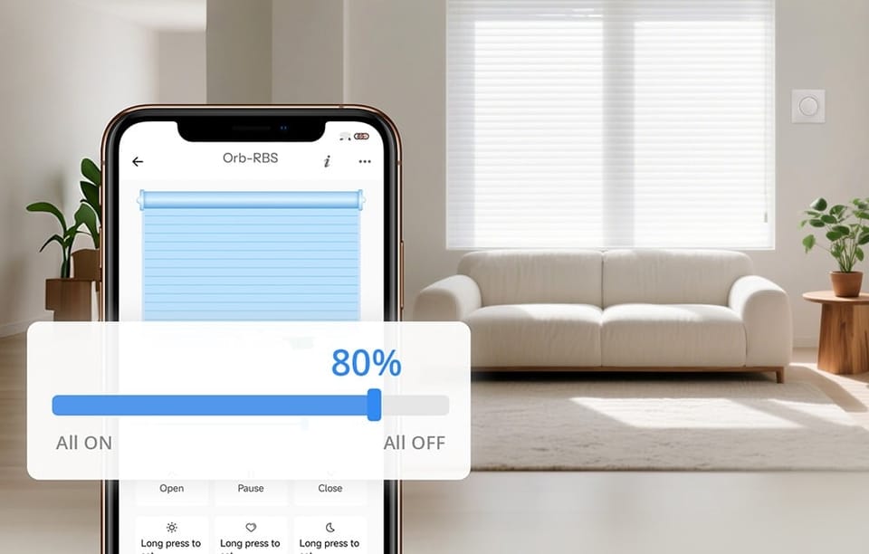 Smartfon z włączoną aplikacją. W tle jasny salon.