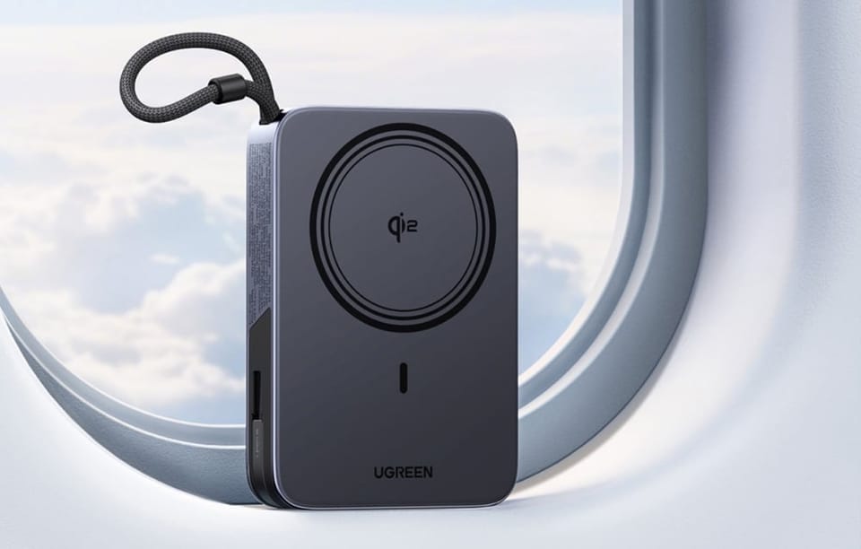 Powerbank UGREEN z funkcją ładowania bezprzewodowego Qi2 ustawiony przy oknie samolotu.