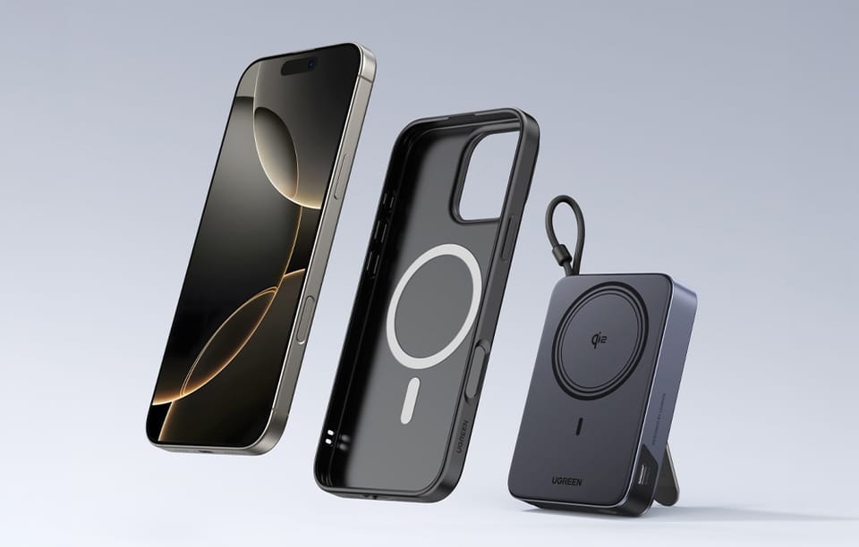 Smartfon, etui MagSafe i powerbank UGREEN pokazane obok siebie na jasnym tle.