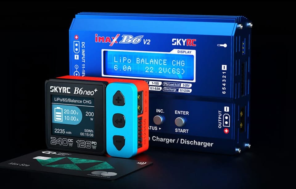 Inteligentna ładowarka SkyRC B6neo+, w tle ImaxB6v2 