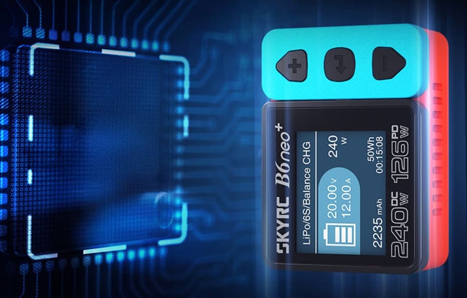 Inteligentna ładowarka SkyRC B6neo+ obok wizualizacji chipa