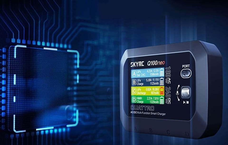 Ładowarka SKYRC Q100neo przedstawiona na tle grafiki układu elektronicznego.