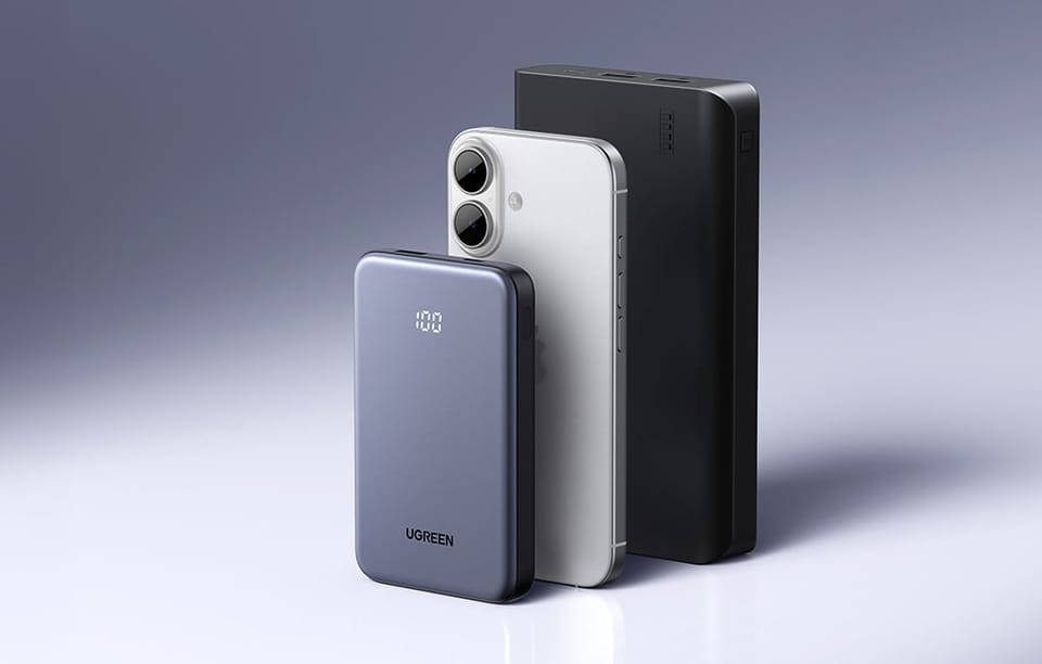 Powerbank Ugreen obok smartfon i drugiego powerbanka na szarym tle