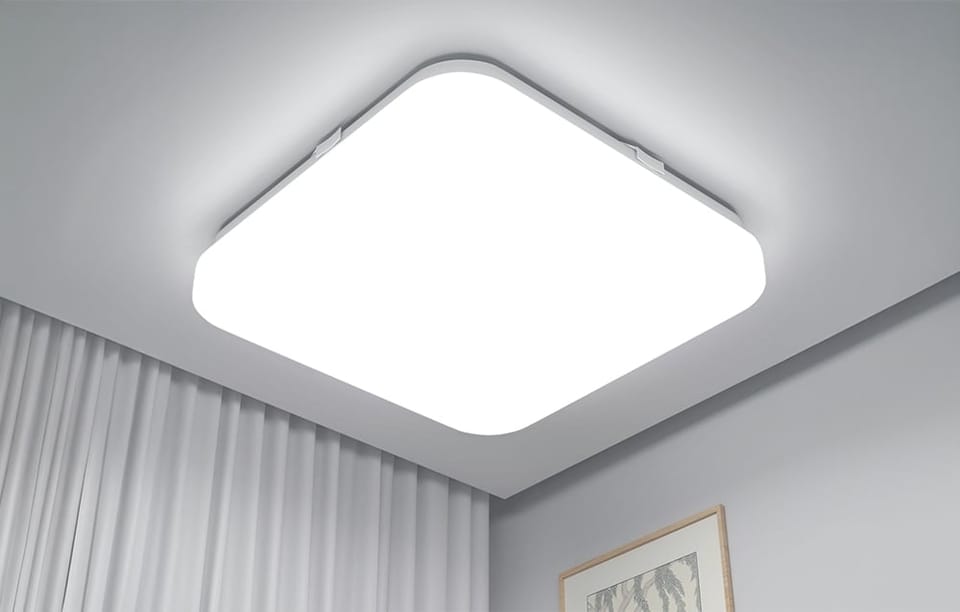 Kwadratowa lampa na suficie w jasnym pomieszczeniu