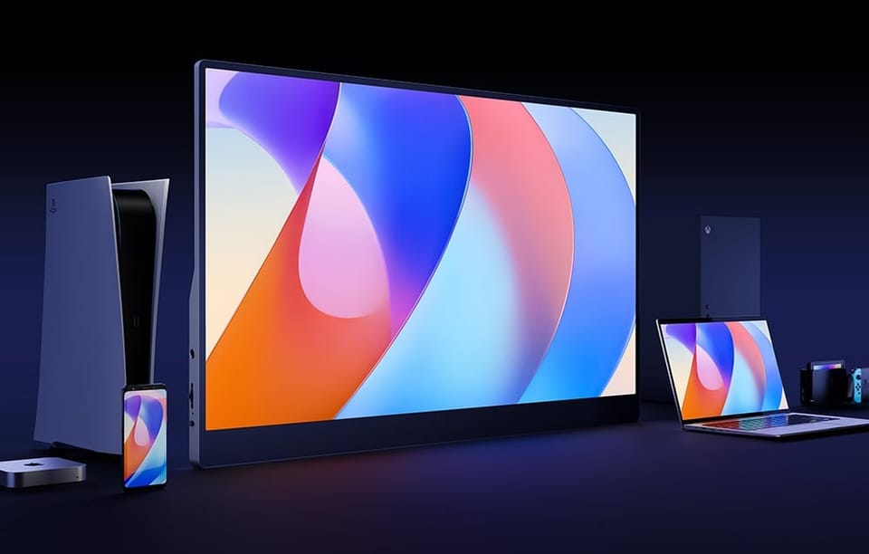 Przenośny monitor z kolorowym tłem leży obok różnych urządzeń, w tym smartfona, konsoli i laptopa.