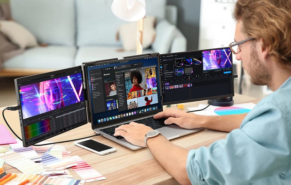 Mężczyzna pracujący przy laptopie z trzema ekranami, edytujący wideo i przeglądający grafiki