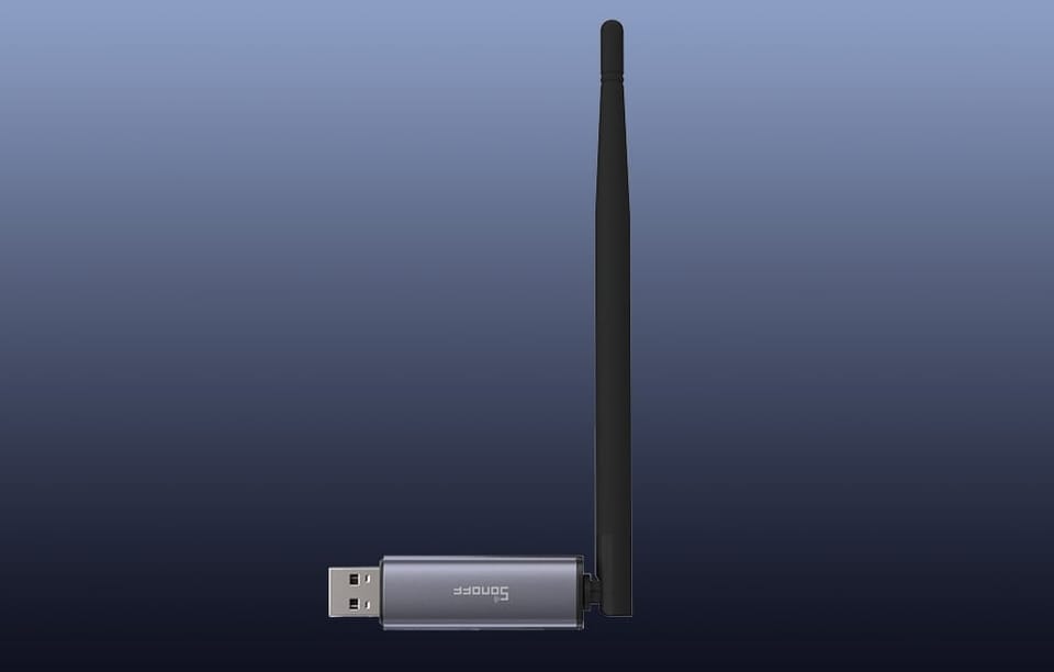 Bramka ZigBee Sonoff ze złączem USB na ciemnym tle.