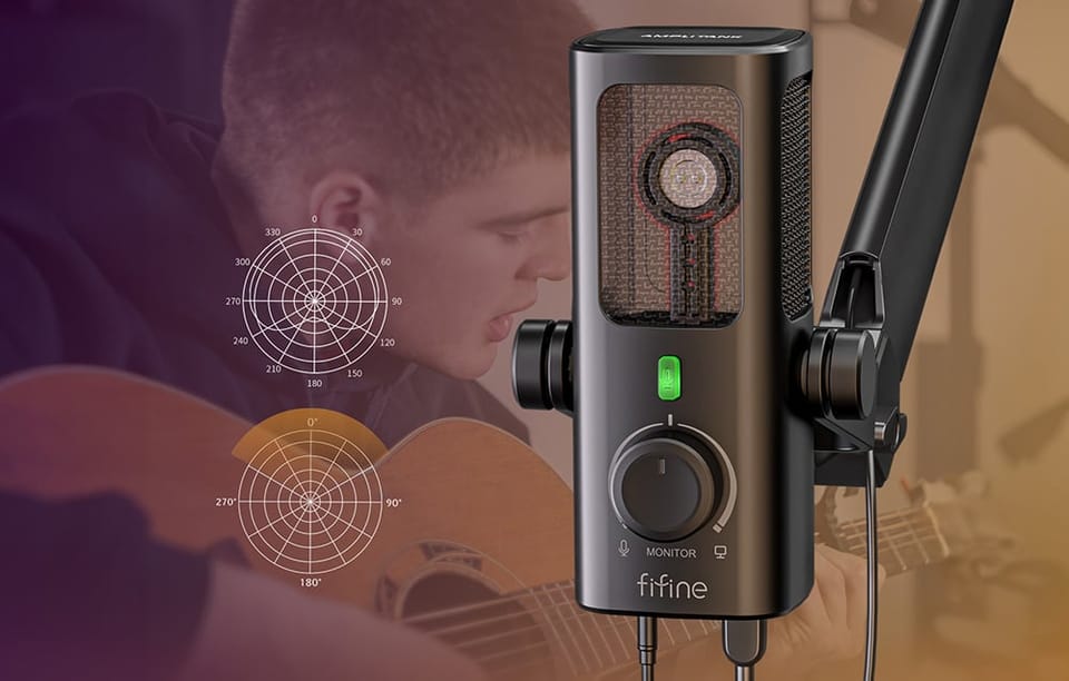 Mikrofon Fifine Monitor na statywie, w tle chłopak z gitarą