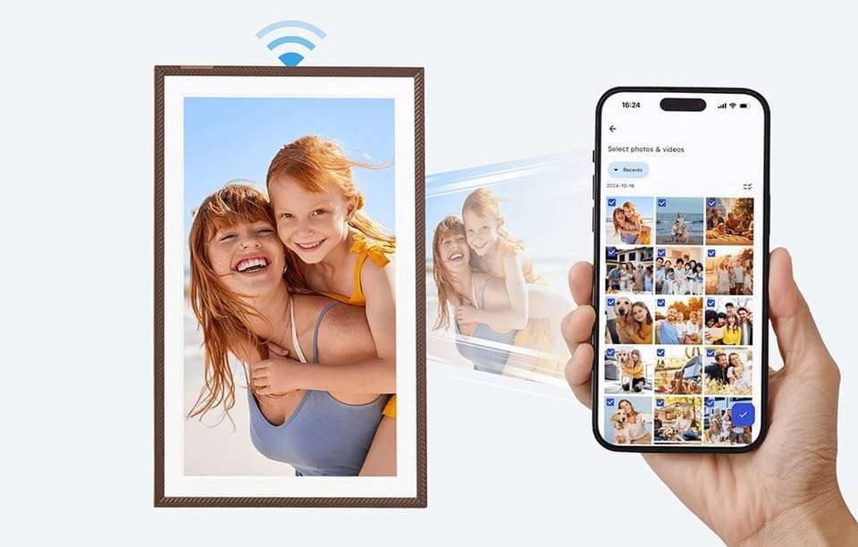 Cyfrowa ramka z fotografią dwóch uśmiechniętych dziewczynek na plaży i smartfonem z aplikacją do przesyłania zdjęć