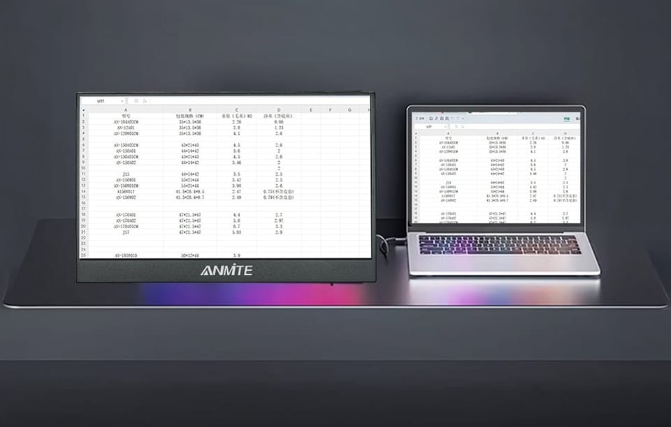 Przenośny monitor wyświetla arkusz kalkulacyjny obok laptopa o tej samej zawartości na ciemnym biurku.