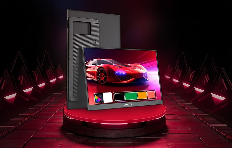 Przenośny monitor marki Anmite na podstawce, pokazujący sportowe auto i paletę barw na ekranie.