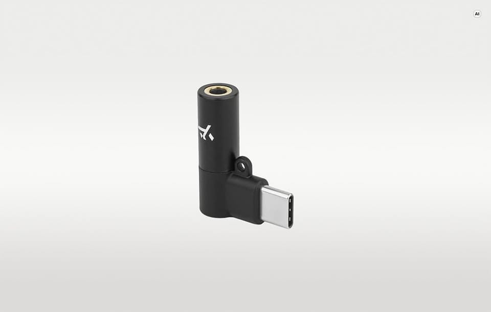 Czarny, kątowy przetwornik cyfrowo-analogowy z wtykiem USB typu C i gniazdem mini jack 3,5 mm na jasnym tle.