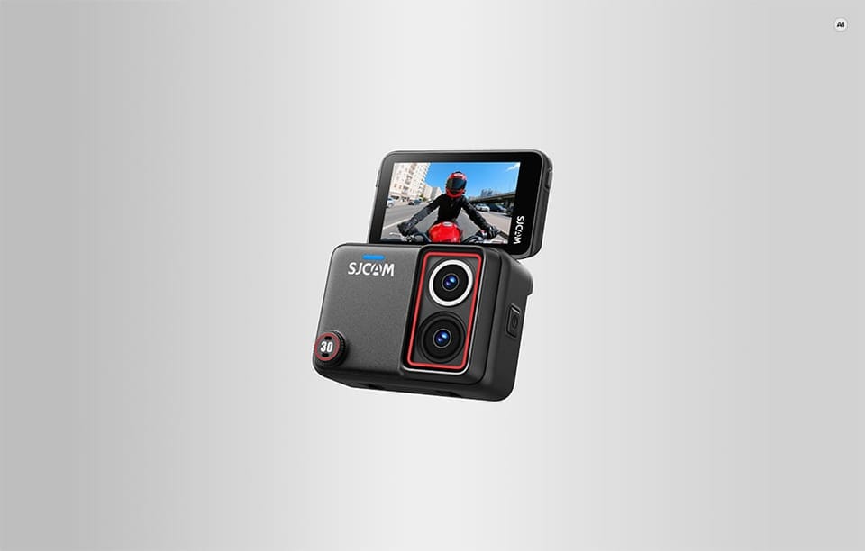 Kamera sportowa SJCAM z odchylonym ekranem podglądowym zaprezentowana na szarym tle.