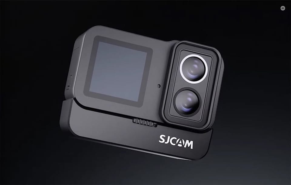 Kamera sportowa SJCAM zamontowana na magnetycznym uchwycie bazowym.
