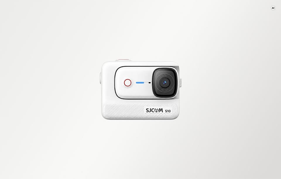 Biała kamera sportowa SJCAM na jasnoszarym tle