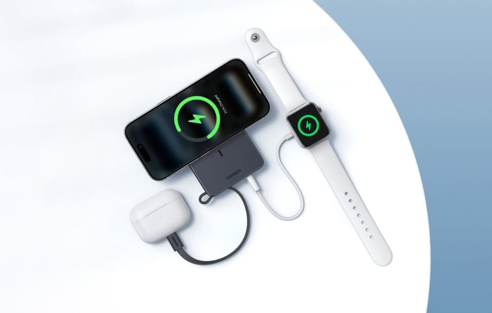 Powerbank indukcyjny Ugreen zasilający jednocześnie smartfon iPhone, zegarek Apple Watch oraz słuchawki AirPods