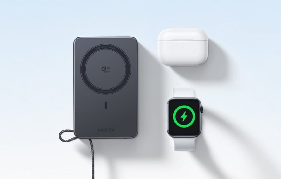 Powerbank indukcyjny Ugreen Qi2 leżący obok słuchawek AirPods oraz zegarka Apple Watch