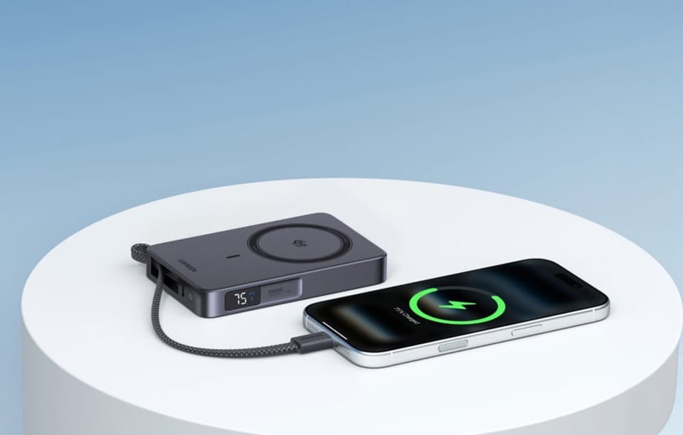 Szary powerbank Ugreen z wyświetlaczem cyfrowym ładuje smartfon iPhone za pomocą wbudowanego kabla USB-C