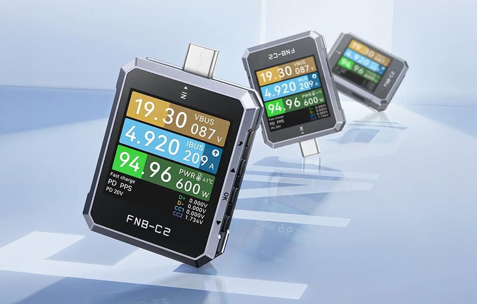 Tester USB z włączonym wyświetlaczem podłączony do smartfona oraz czarnego kabla zasilającego.