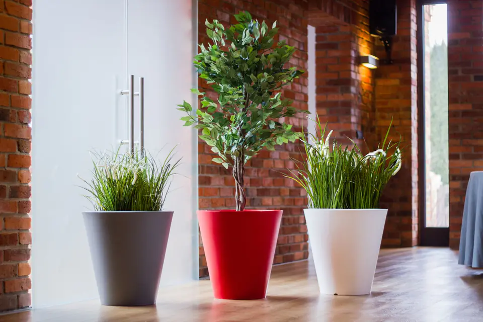 White Ovo pot with lighting